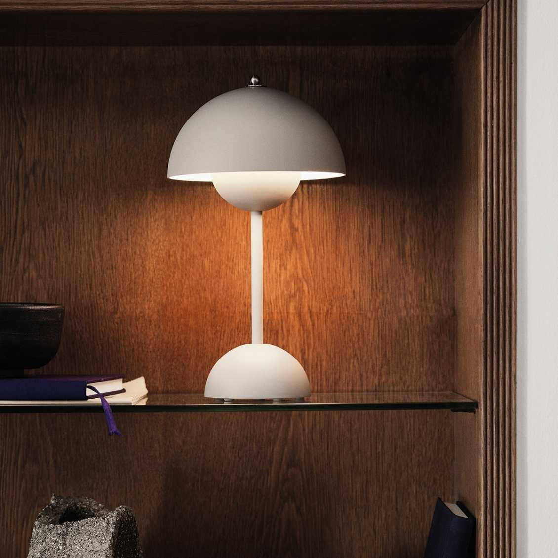 Kabellos aufladbare dimmbare kugelförmige Tischlampe