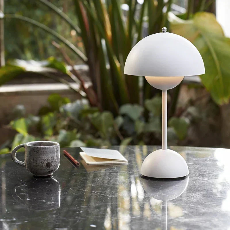 Kabellos aufladbare dimmbare kugelförmige Tischlampe