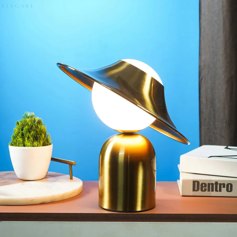 Elegante goldfarbene Metall-Tischlampe mit geneigtem Kopf und warmem Licht