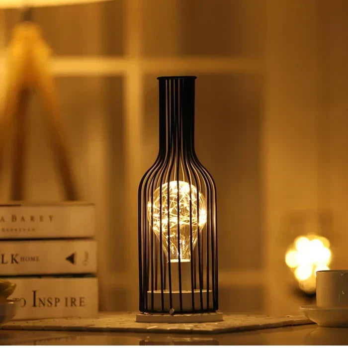 Schlanke moderne zeitgenössische Tischlampe aus Metall und Stoff