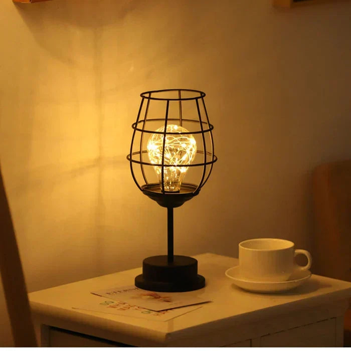 Schlanke moderne zeitgenössische Tischlampe aus Metall und Stoff