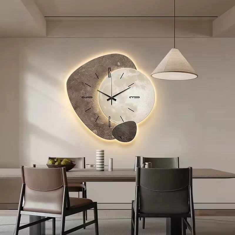 Minimalistische skandinavische Wanduhr aus Metall und Holz mit leisem Uhrwerk