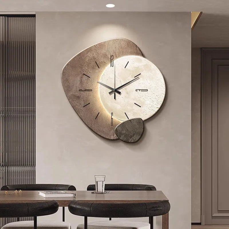 Minimalistische skandinavische Wanduhr aus Metall und Holz mit leisem Uhrwerk