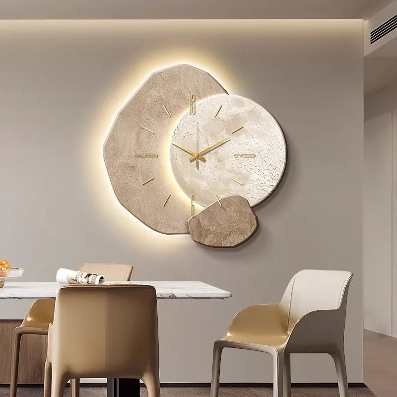 Minimalistische skandinavische Wanduhr aus Metall und Holz mit leisem Uhrwerk