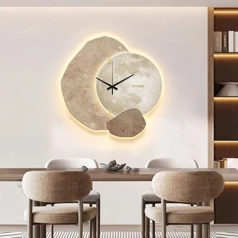 Minimalistische skandinavische Wanduhr aus Metall und Holz mit leisem Uhrwerk