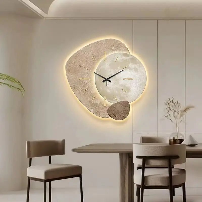 Minimalistische skandinavische Wanduhr aus Metall und Holz mit leisem Uhrwerk