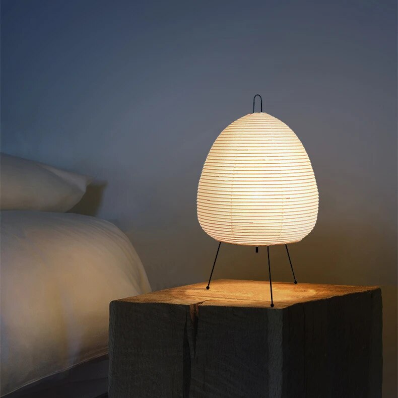 Minimalistische japanische Zen-Tischlampe mit Reispapier und Stativ für stimmungsvolle Beleuchtung