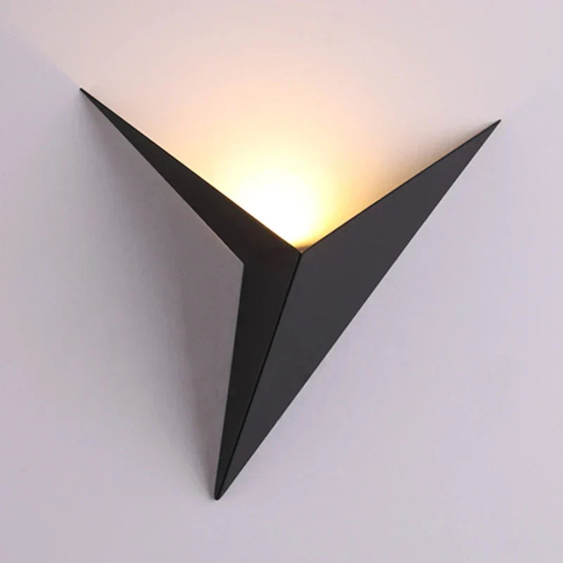 Minimalistische dreieckige nordische Eisen-Wandleuchte für den Innenbereich und Treppen
