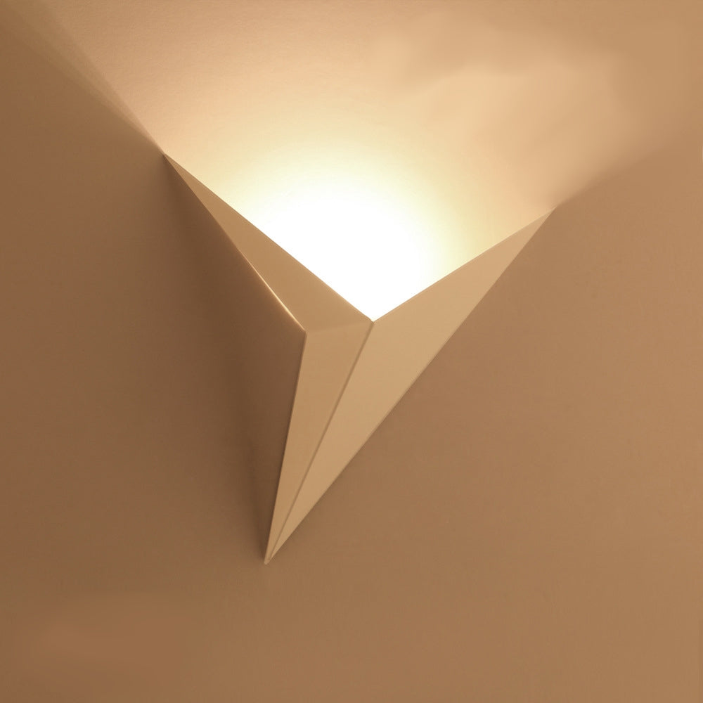 Minimalistische dreieckige nordische Eisen-Wandleuchte für den Innenbereich und Treppen