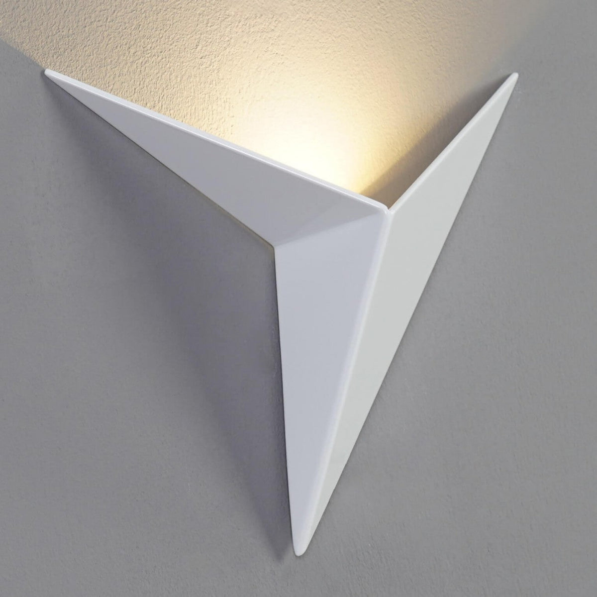 Minimalistische dreieckige nordische Eisen-Wandleuchte für den Innenbereich und Treppen