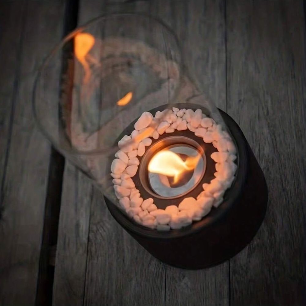Klassische Tischlampe mit Glaszylinder, Flamme und Ölbetrieb