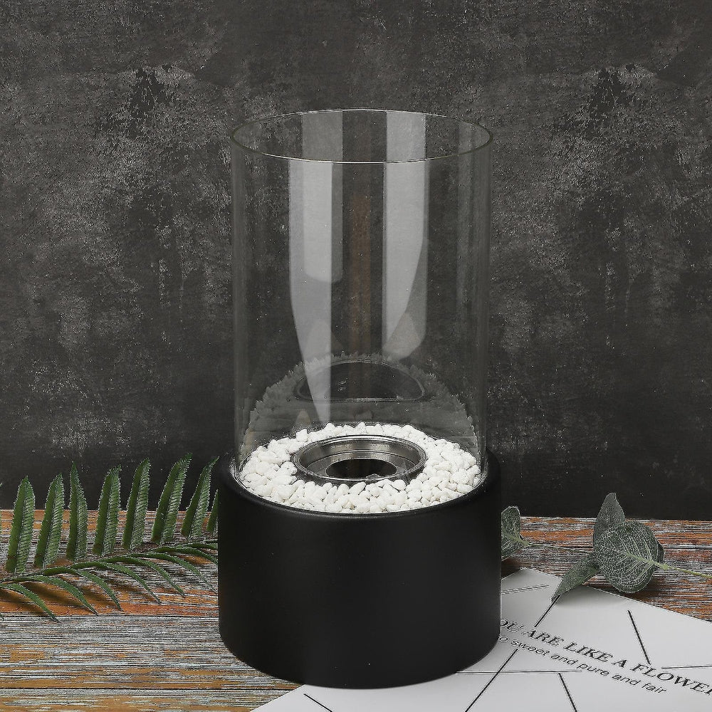 Klassische Tischlampe mit Glaszylinder, Flamme und Ölbetrieb