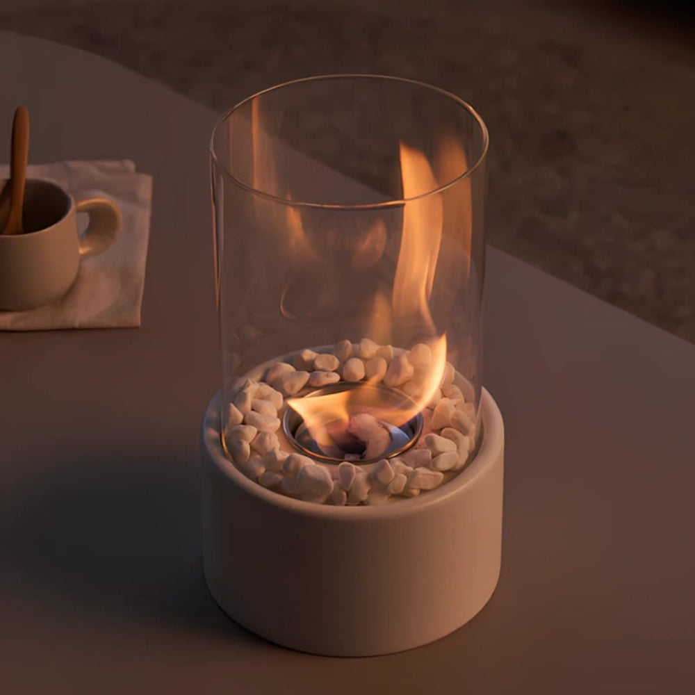 Klassische Tischlampe mit Glaszylinder, Flamme und Ölbetrieb
