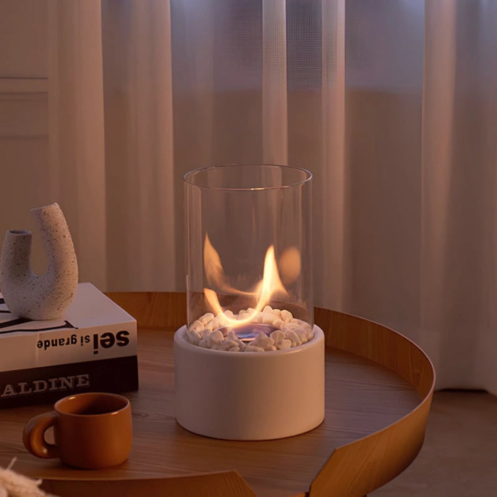 Klassische Tischlampe mit Glaszylinder, Flamme und Ölbetrieb