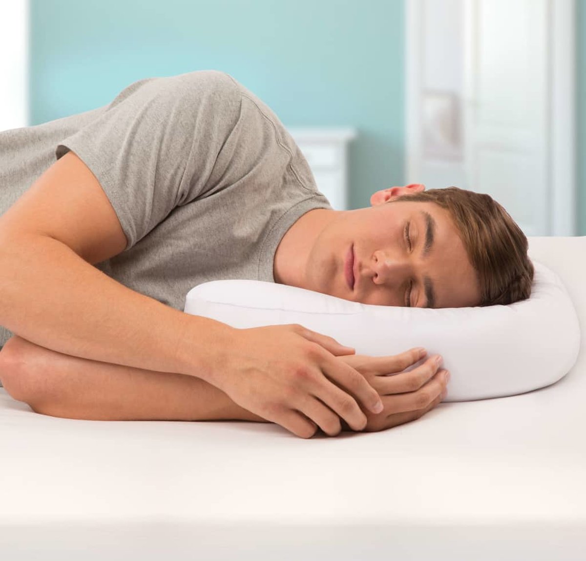 Ergonomisches orthopädisches Kissen mit Ohr-Aussparung, kühlenden Mikro-Luftperlen und Nackenstütze