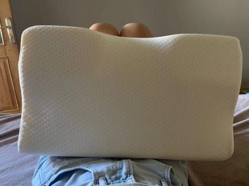 Ergonomisches Nackenstützkissen aus Memory-Schaum mit konturierter Form und langsamer Rückstellung