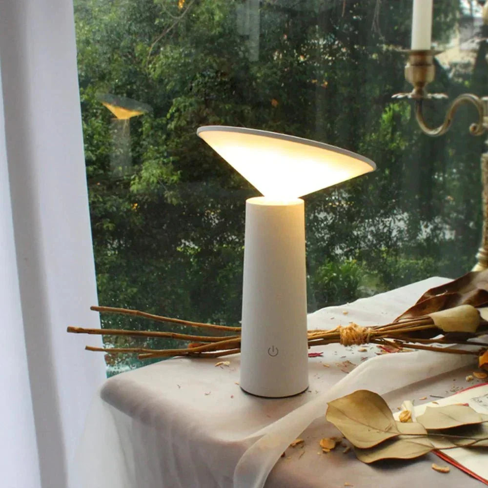 Skulpturale kabellose, wiederaufladbare dimmbare Tischlampe mit Kegelsilhouette