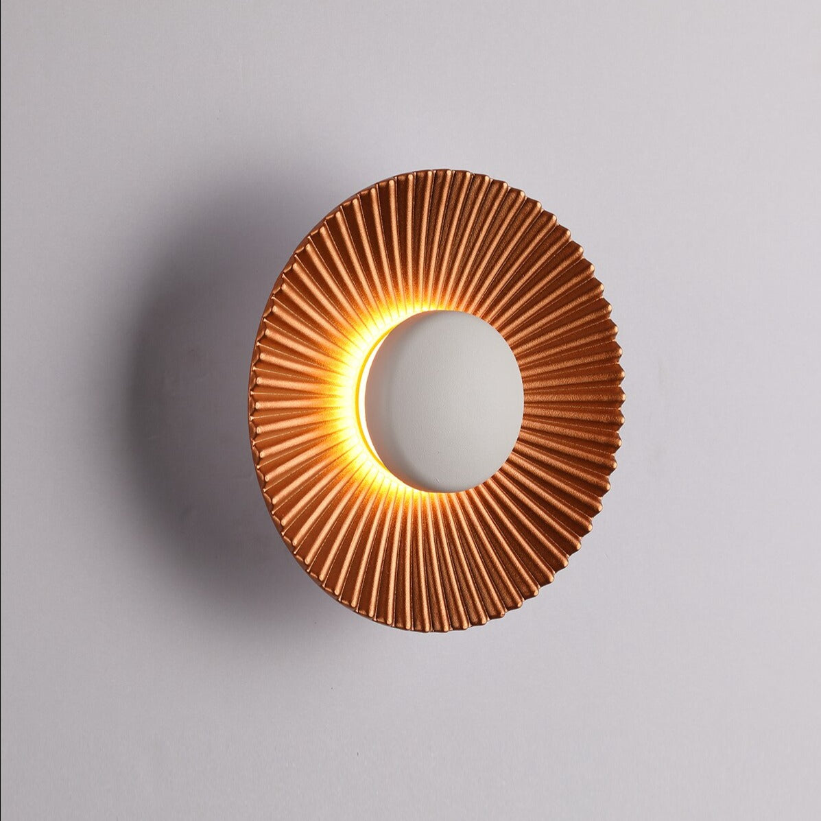 Moderne skulpturale Wandleuchte mit strukturierten metallischen Sonnenstrahlen