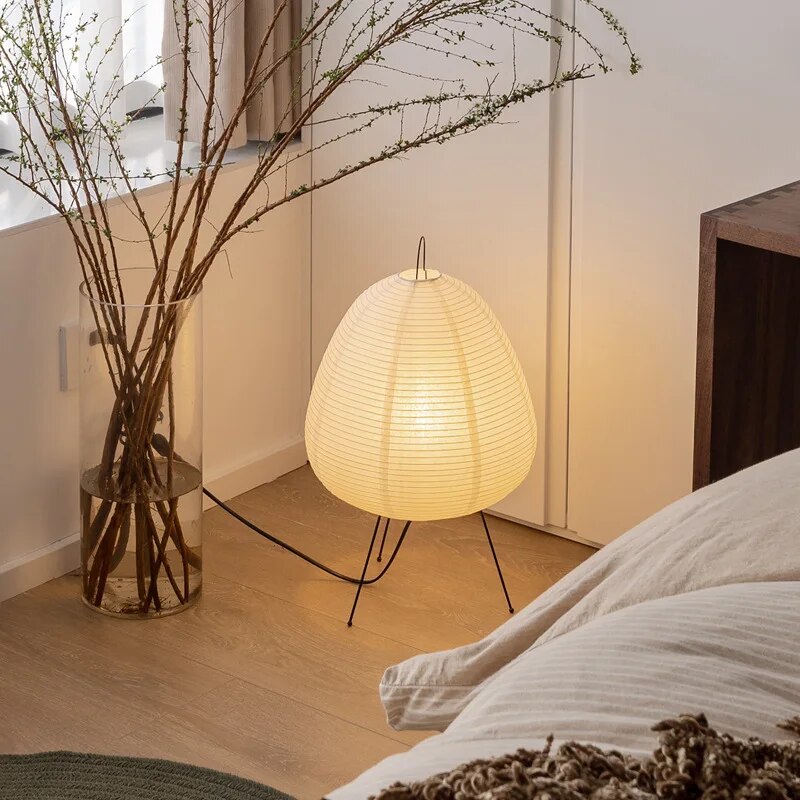 Minimalistische japanische Zen-Tischlampe mit Reispapier und Stativ für stimmungsvolle Beleuchtung
