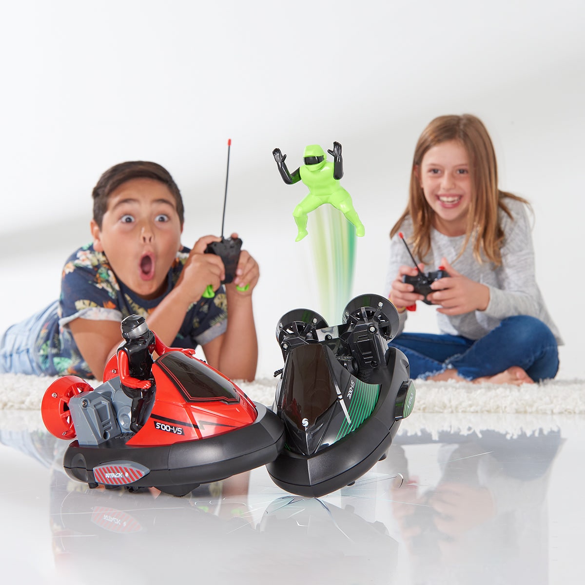 Spielzeugset mit ferngesteuerten Bumper Cars und Aufprallsensor für zwei Spieler