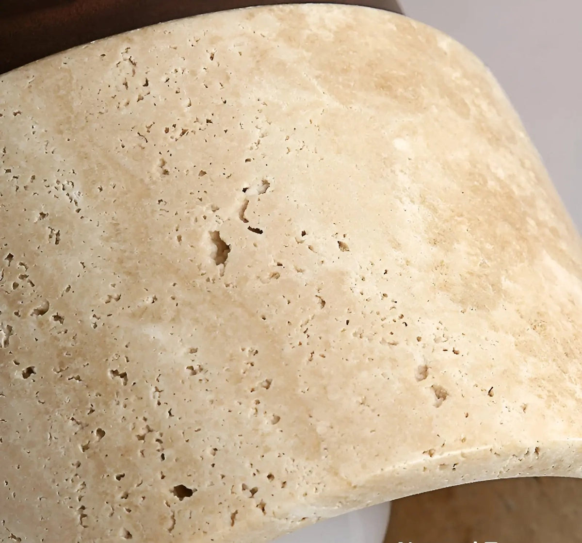 Rustikale Deckenleuchte aus Travertin und Holz im Wabi-Sabi-Stil