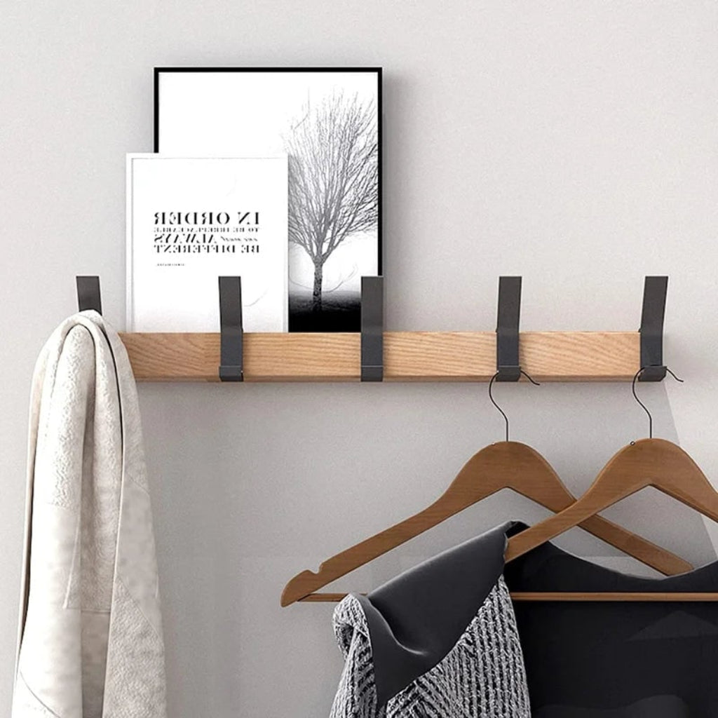 Skandinavische minimalistische Wandgarderobe aus Holz mit verschiebbaren Haken