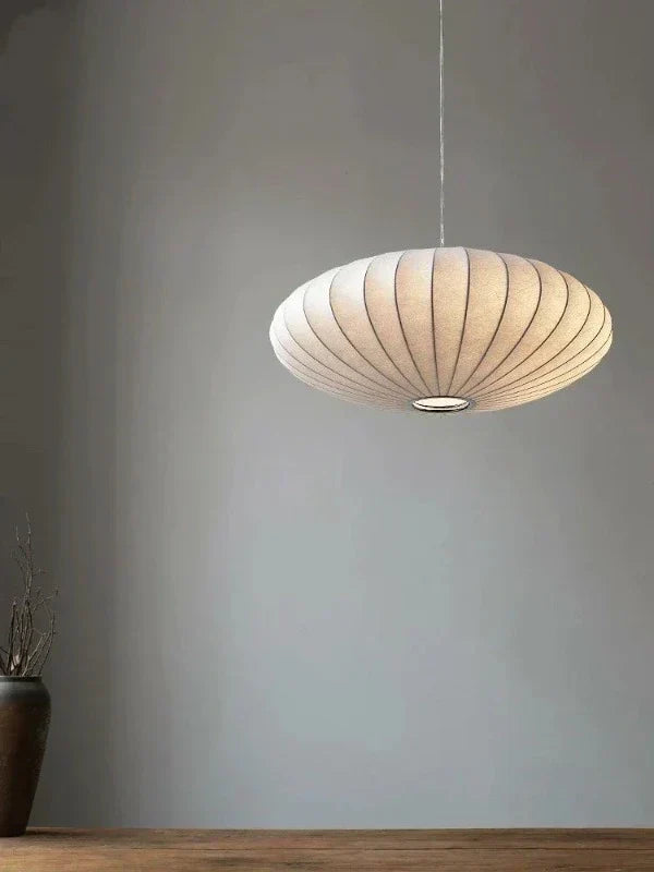 Luxuriöse Pendelleuchte mit Seidenschirm und Kristallkrone