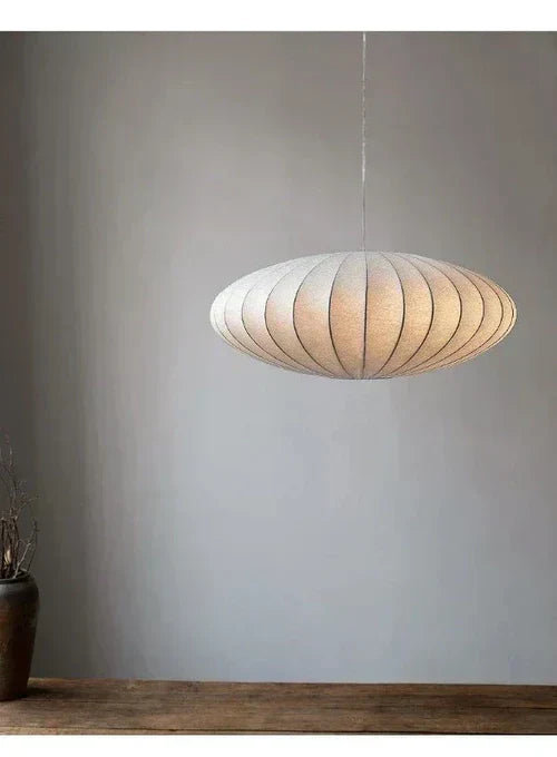 Luxuriöse Pendelleuchte mit Seidenschirm und Kristallkrone