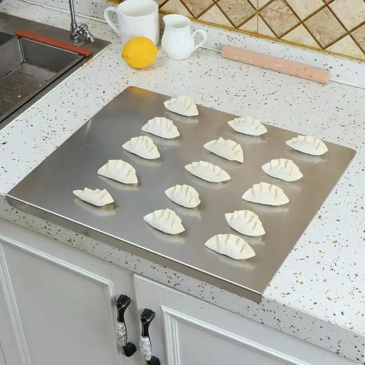 Rutschfestes Schneidebrett aus Edelstahl mit erhöhtem Rand