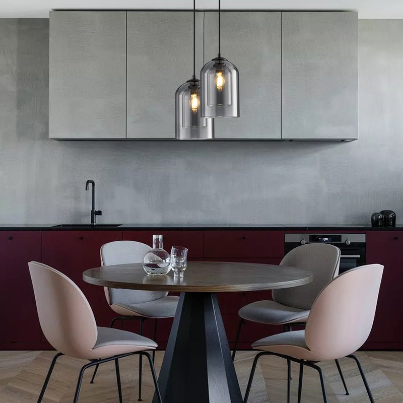 Pendelleuchte aus Eisen mit zwei Glasschirmen im Mid-Century-Stil