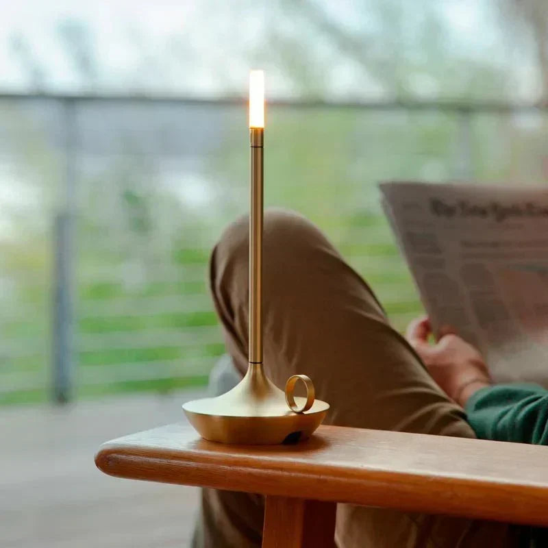 Schlanke aufladbare dimmbare Aluminium-Tischlampe in Kerzenform
