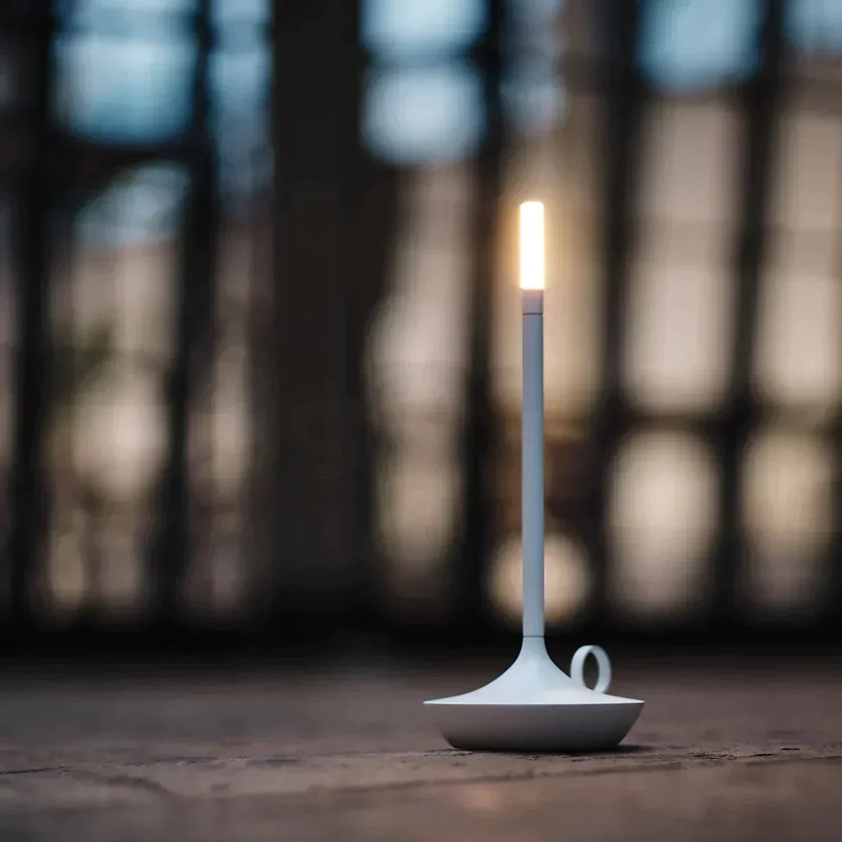 Schlanke aufladbare dimmbare Aluminium-Tischlampe in Kerzenform