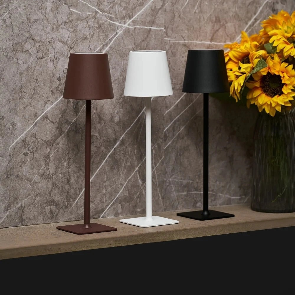 Schlanke moderne wasserdichte kabellose, wiederaufladbare dimmbare Metall-Tischlampe mit Touch-Steuerung