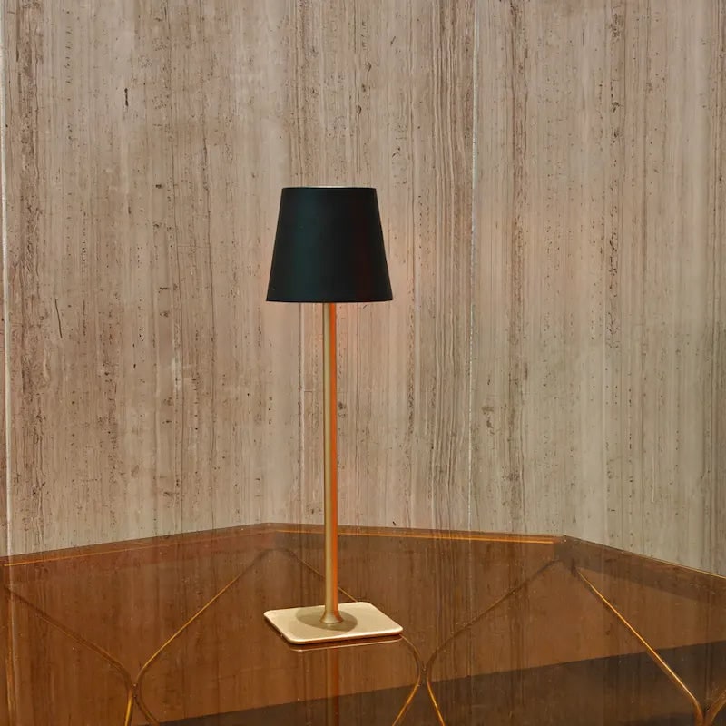 Schlanke moderne wasserdichte kabellose, wiederaufladbare dimmbare Metall-Tischlampe mit Touch-Steuerung