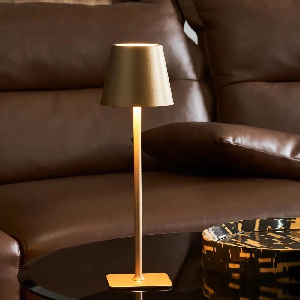 Schlanke moderne wasserdichte kabellose, wiederaufladbare dimmbare Metall-Tischlampe mit Touch-Steuerung