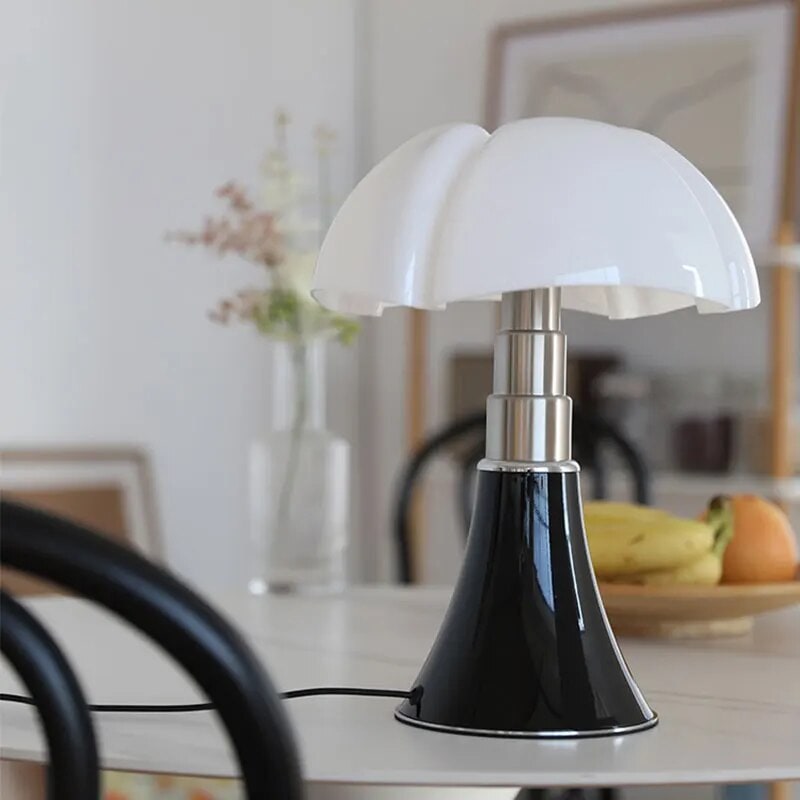 Von Blumen inspirierte dimmbare Stahltischlampe mit Touch-Steuerung