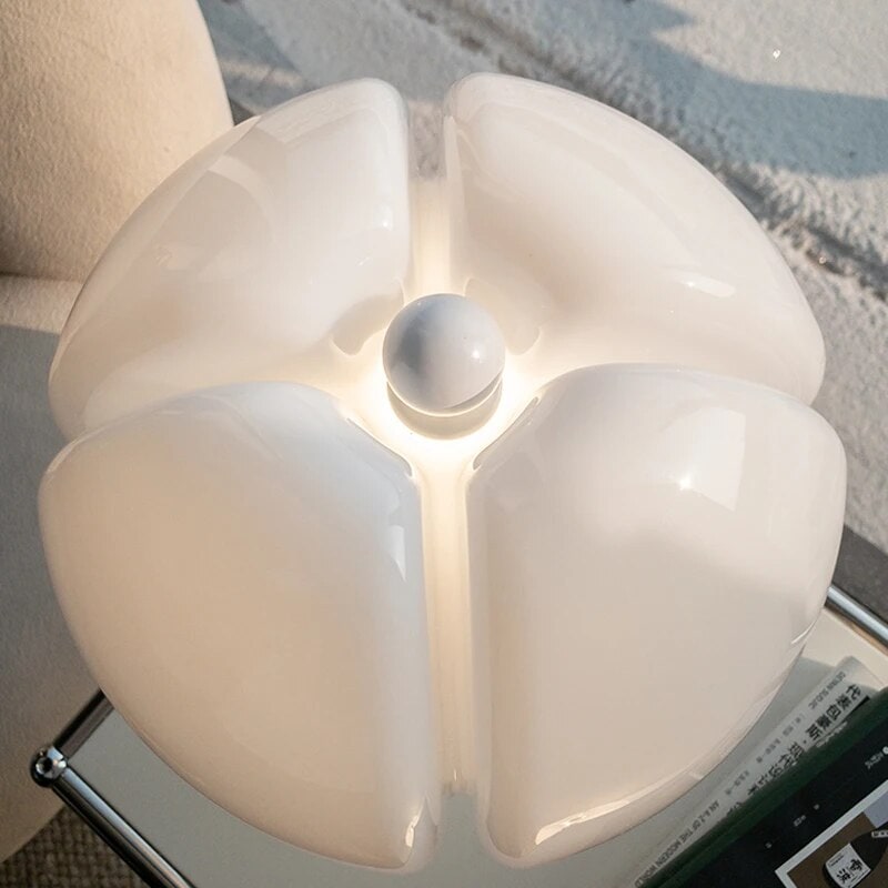 Von Blumen inspirierte dimmbare Stahltischlampe mit Touch-Steuerung