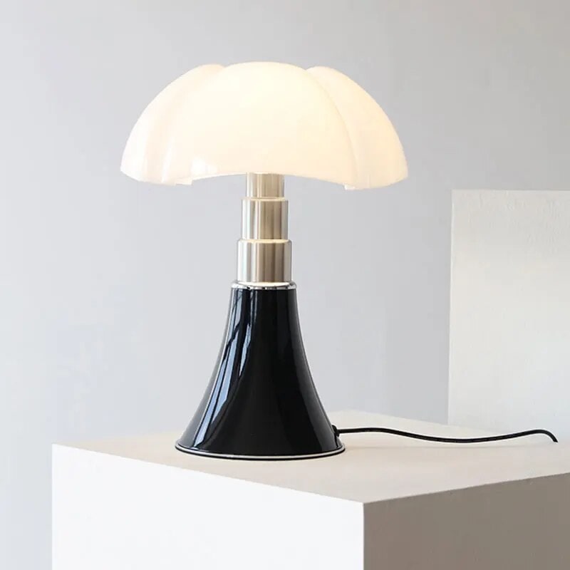 Von Blumen inspirierte dimmbare Stahltischlampe mit Touch-Steuerung
