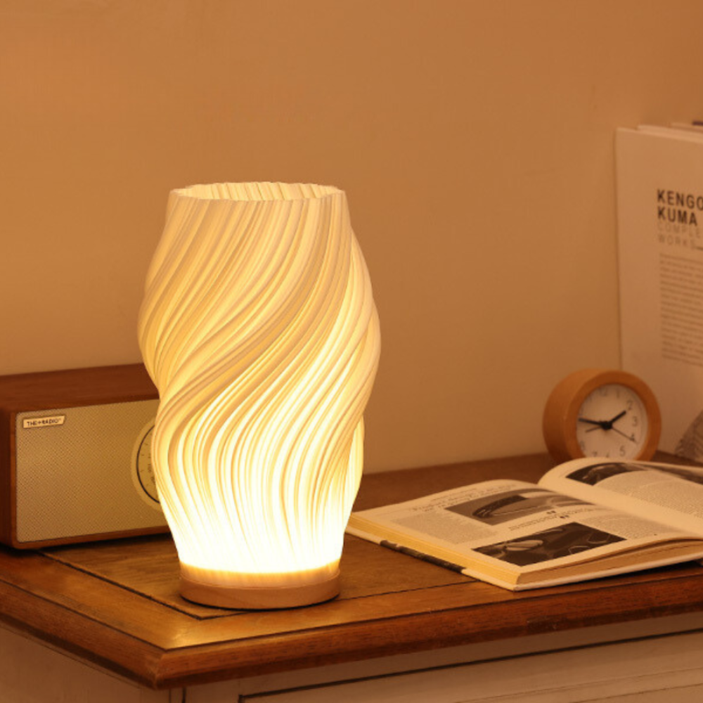 Skulpturaler Wellenschirm mit Holzbasis, dimmbare Tischlampe