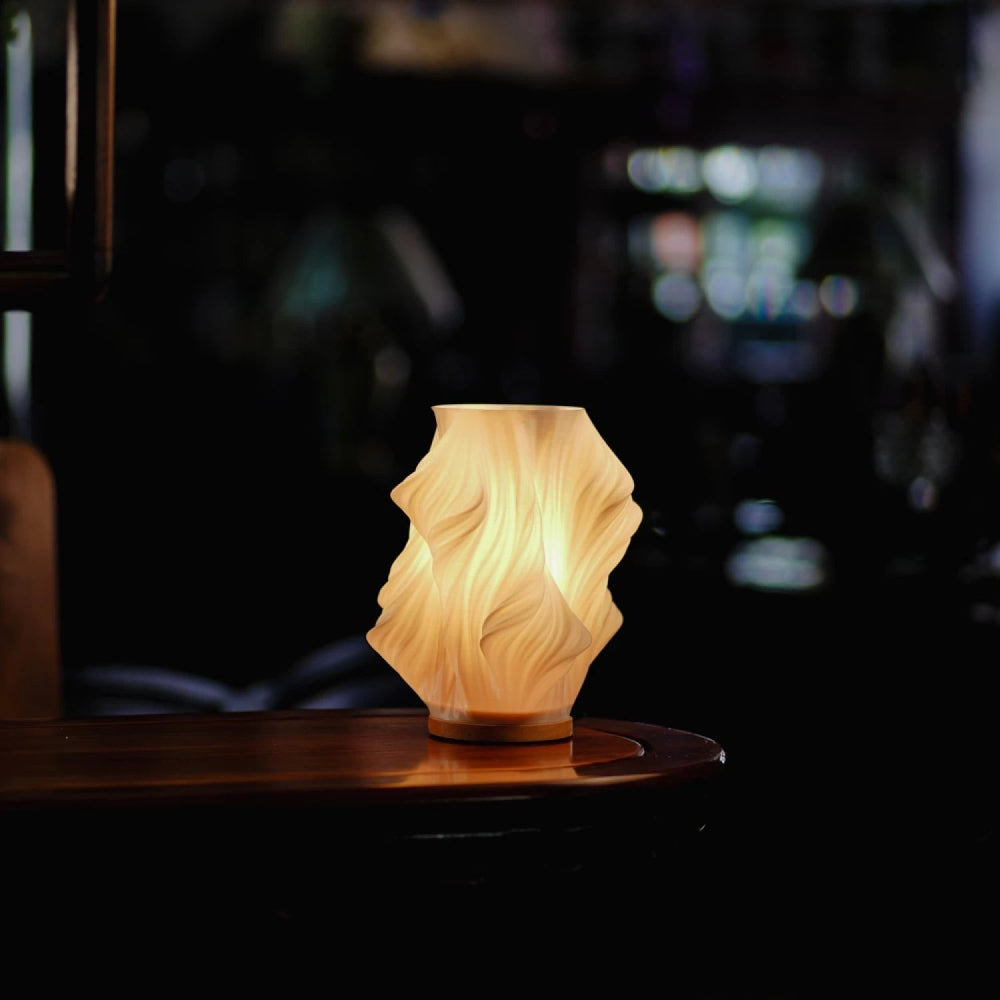 Skulpturaler Wellenschirm mit Holzbasis, dimmbare Tischlampe