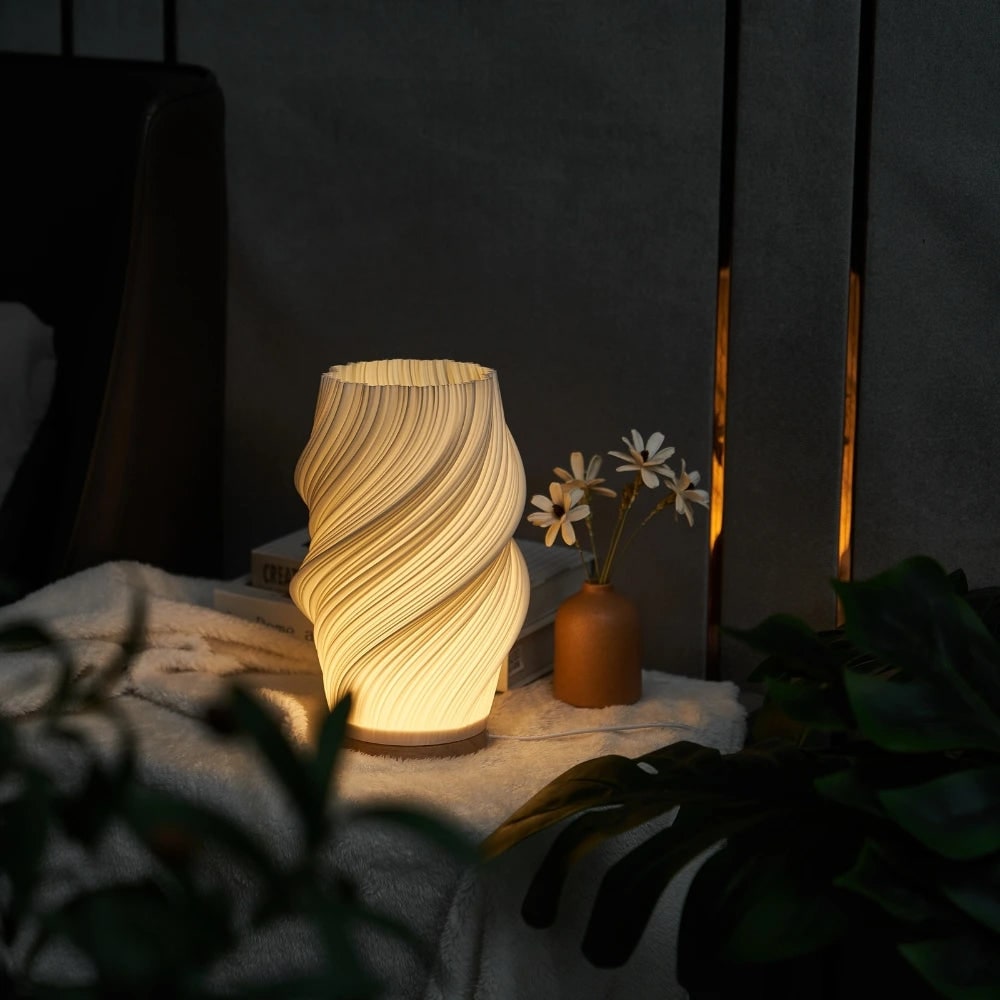 Skulpturaler Wellenschirm mit Holzbasis, dimmbare Tischlampe