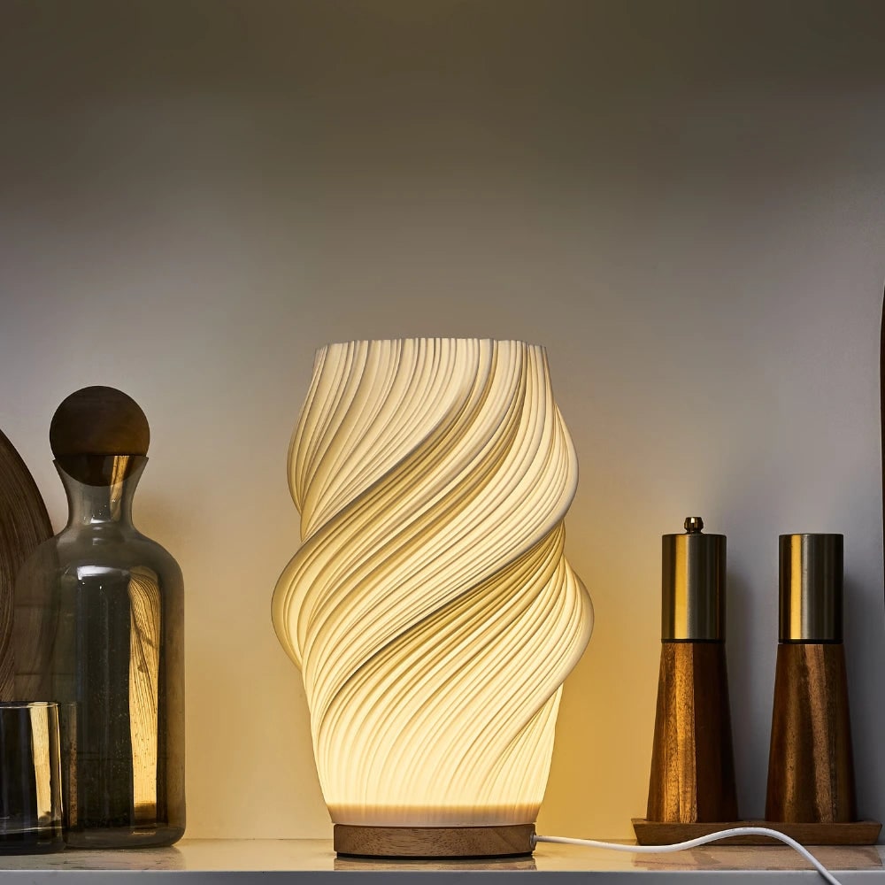 Skulpturaler Wellenschirm mit Holzbasis, dimmbare Tischlampe