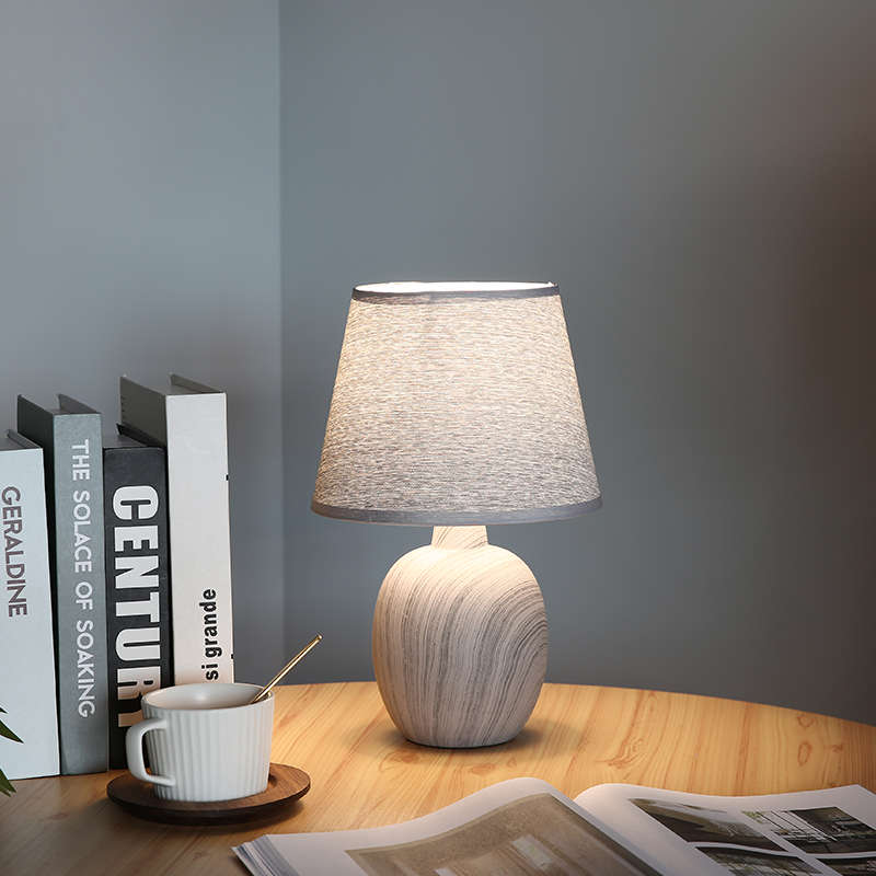 Zeitgenössische aufladbare Tischlampe in Vasenform mit Touch-Steuerung, Dimmfunktion und stimmungsvollem Leuchten
