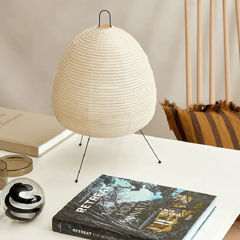 Minimalistische japanische Zen-Tischlampe mit Reispapier und Stativ für stimmungsvolle Beleuchtung