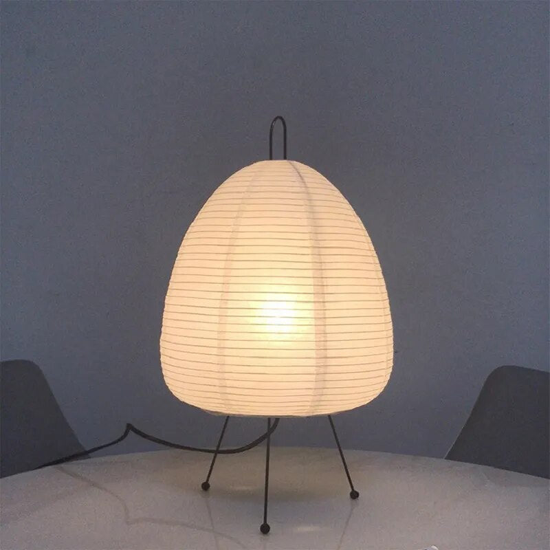 Minimalistische japanische Zen-Tischlampe mit Reispapier und Stativ für stimmungsvolle Beleuchtung