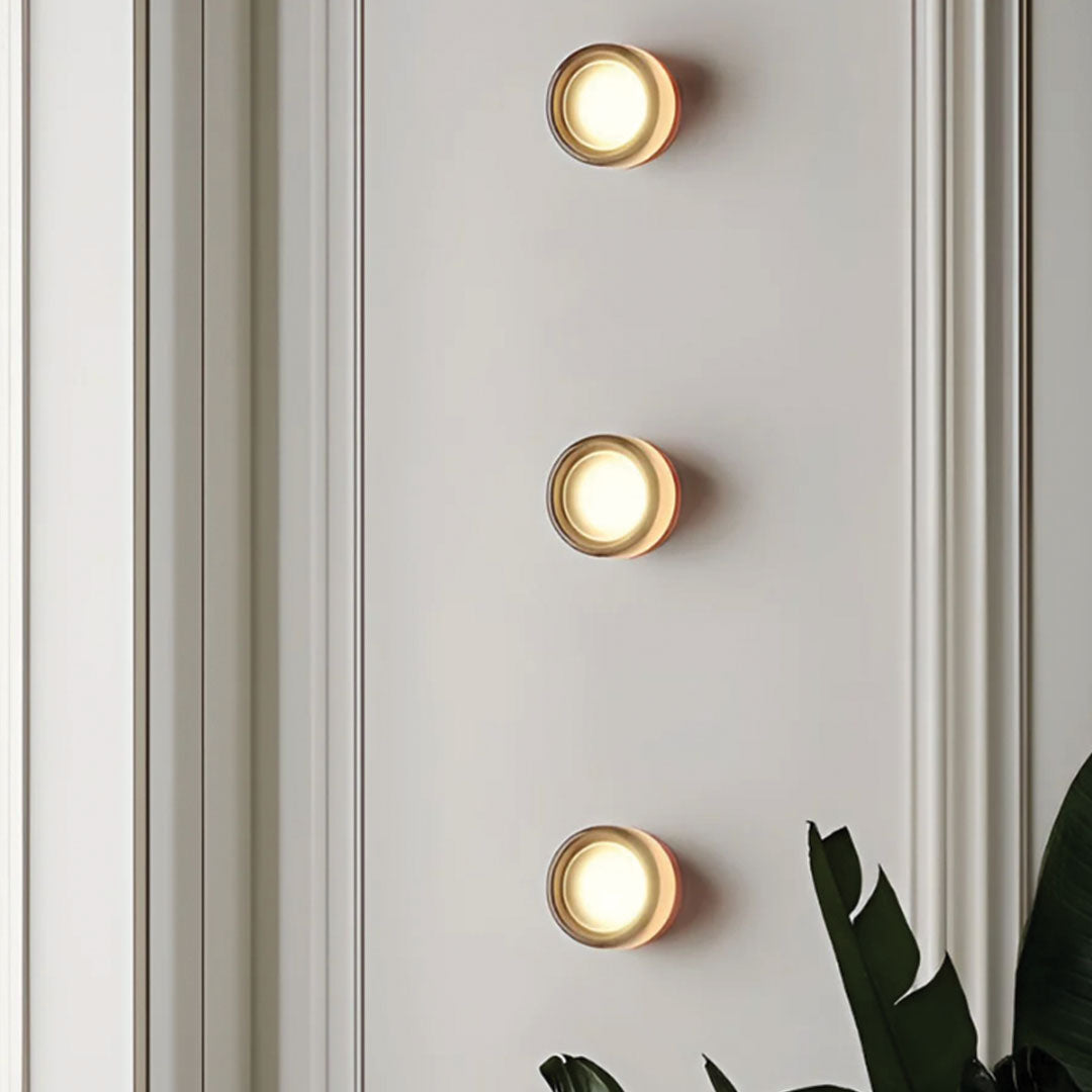Kompakte Wandleuchte aus Acryl und Aluminium mit Druckschalter