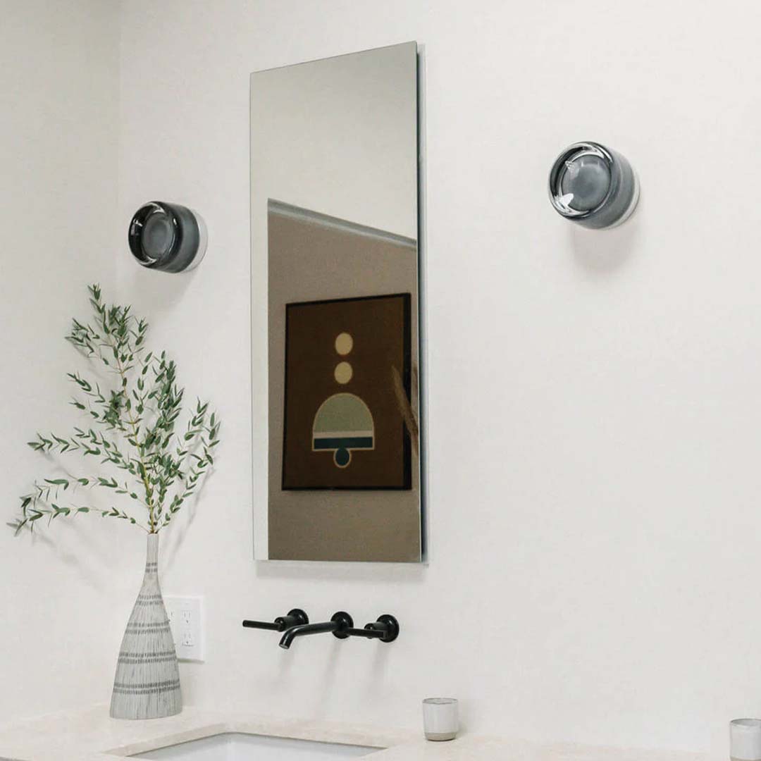 Kompakte Wandleuchte aus Acryl und Aluminium mit Druckschalter