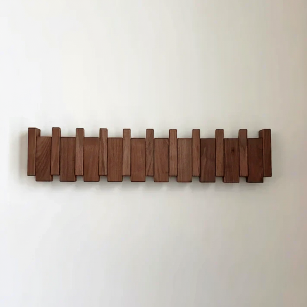 Moderne wandmontierte Garderobenleiste aus Holz im Klavierdesign