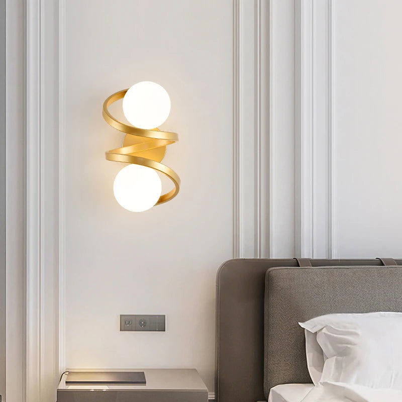 Moderne Wandleuchte mit spiralförmigem Rahmen und mattierter Glaskugel