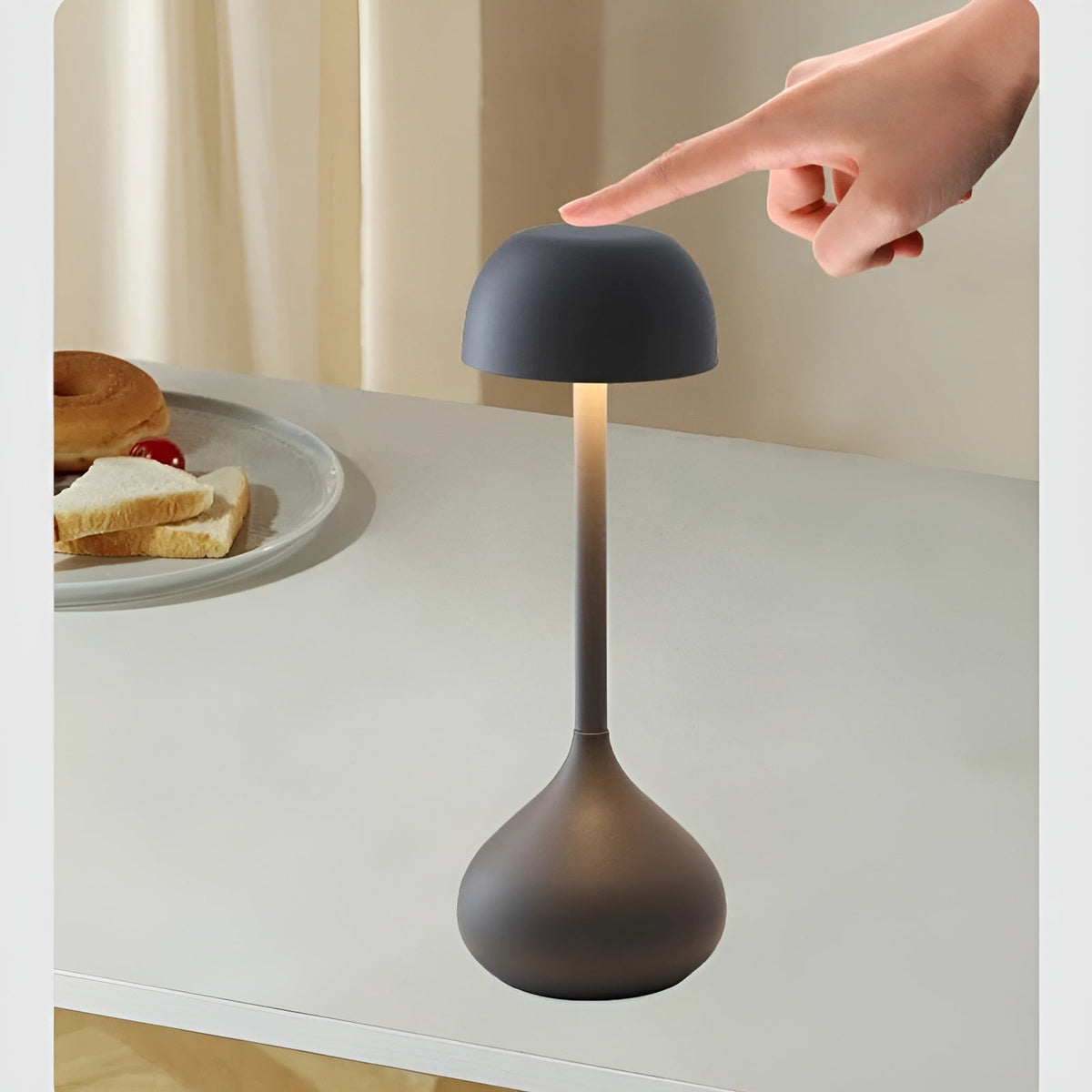Skulpturale wiederaufladbare dimmbare Aluminium-Tischlampe mit Pilzkuppel